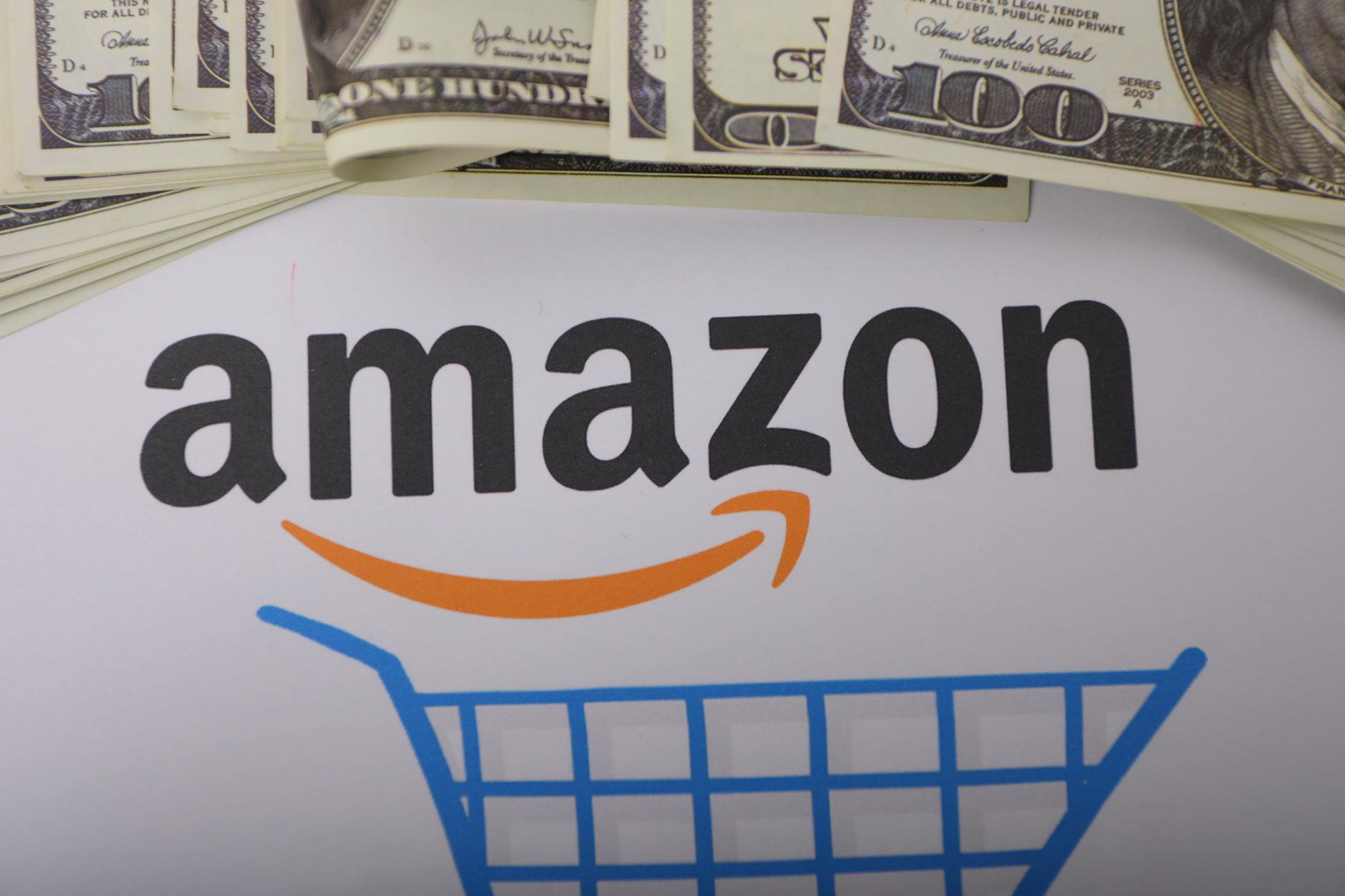 亚马逊将关闭美国各地数十个仓库